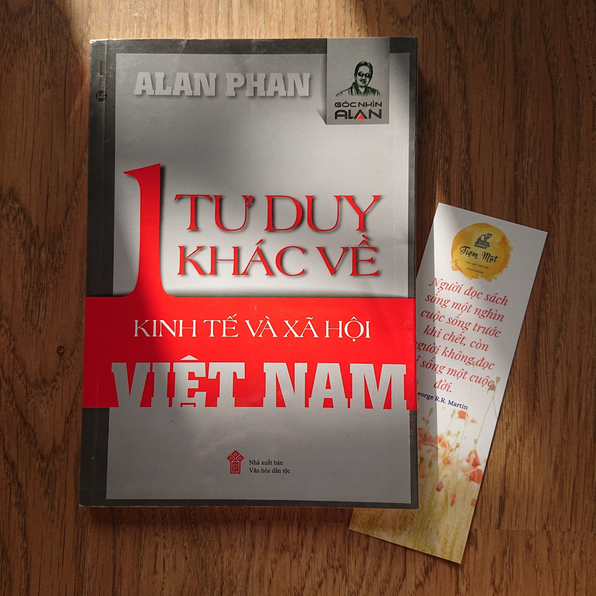 Một tư duy khác về kinh tế và xã hội Việt Nam (Thuộc dự án Sách cho tặng)