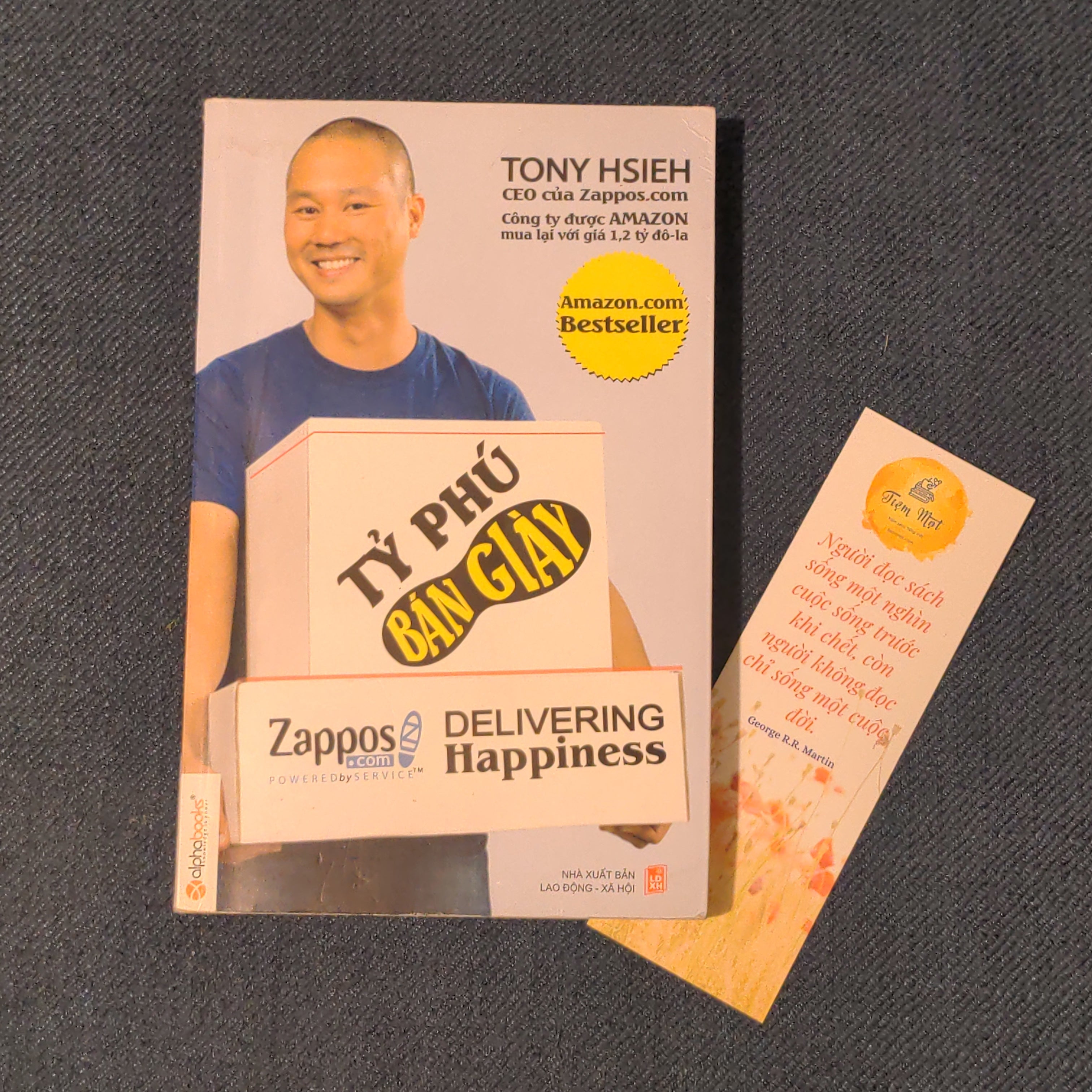 Tỷ phú bán giày (Thuộc dự án Sách cho tặng)