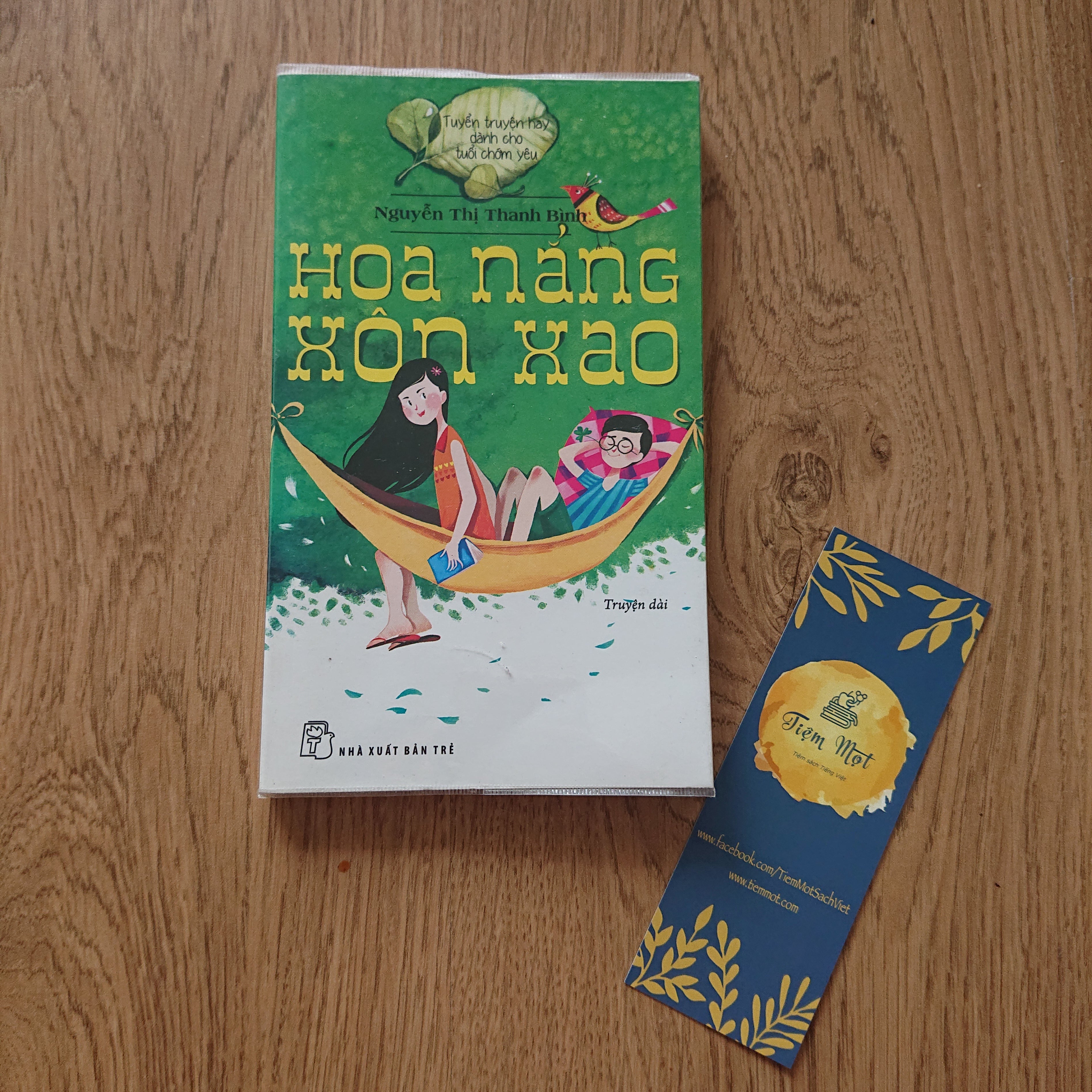 Hoa nắng xôn xao (Thuộc dự án Sách cho tặng)